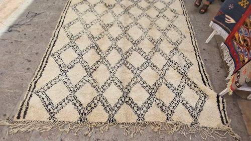 Tapis Beni Ourain en laine naturelle fait main au Maroc