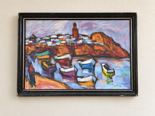 Vue retouchée du tableau encadré sur un mur neutre