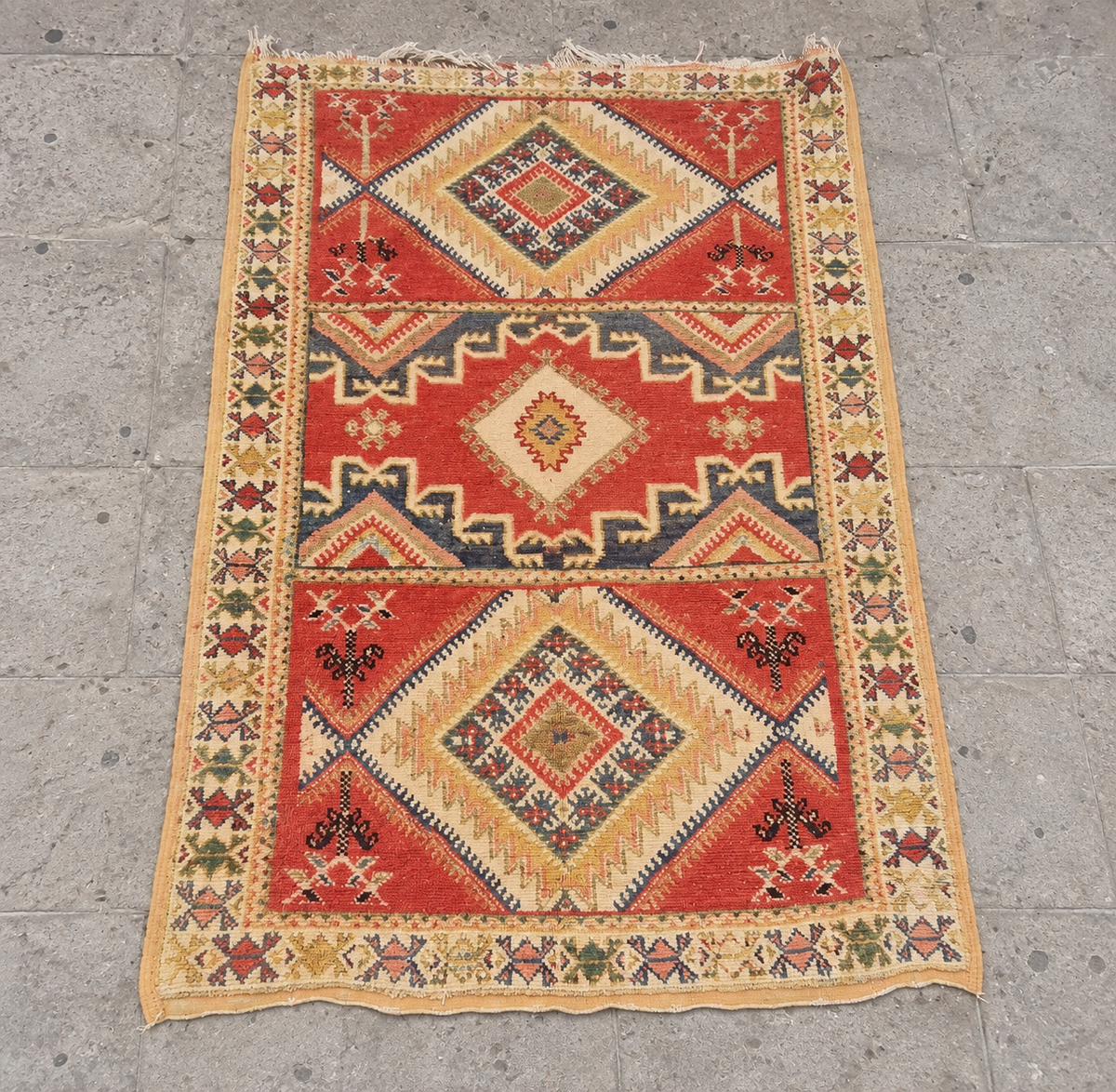 Tapis à motifs géométriques rouges, ocre et crème, photo de présentation