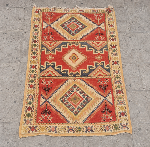 Tapis à motifs géométriques rouges, ocre et crème, photo de présentation